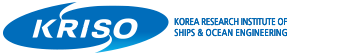 좌측에 심볼(KRISO)이 있고 우측에 로고타입(KOREA RESEARCH INSTITUTE OF SHIPS & OCEAN ENGINEERING) 배치